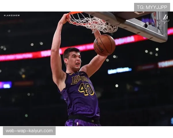 埃卡姆比替补头球造威胁 里昂锋线轮换效果需提升